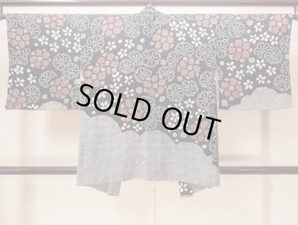 Photo2: N0305E Vintage Japanese women   Black HAORI short jacket / Silk. Flower,   (Grade B) (2)
