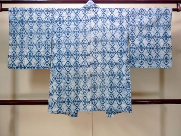 Photo2: N0529B Vintage Japanese women   White HAORI short jacket / Silk. Chinz pattern   (Grade B) (2)