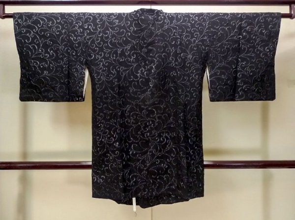 Photo2: Mint N0529X Vintage Japanese women   Black MICHIYUKI outer coat / Silk. Arabesque vine   (Grade A) (2)