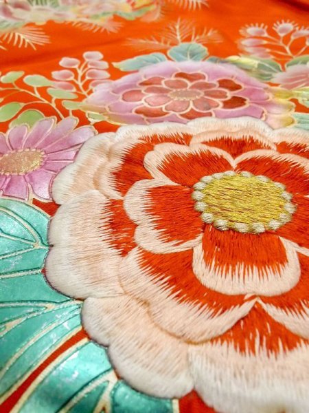 Photo31: N0605C Used Japanese women   Red UCHIKAKE Wedding / Silk. Flower,   (Grade C) (31)