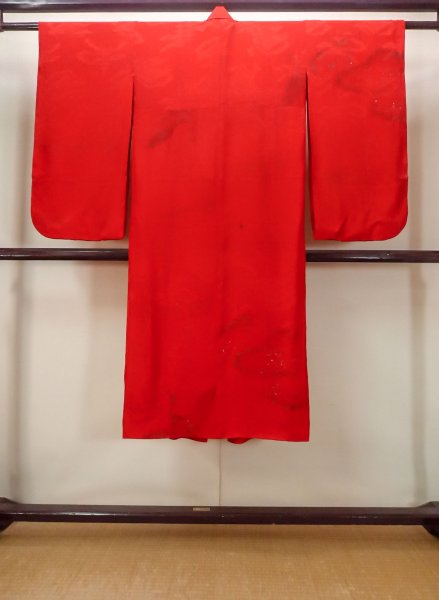 Photo2: N0629B Antique Japanese women   Red Kids/Girls / Silk. Pine tree/branch/needle, W/embroidary half collar.  (Grade C) (2)