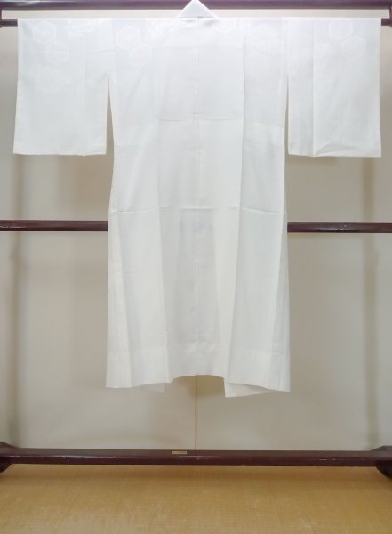 Photo2: N0629W Vintage Japanese women   White JUBAN undergarment / Synthetic.  Base woven pattern: MOMIJI maple leaf, Pine tree/branch/needle, Bamboo leaf,  Tortoise-shell pattern(Hexagonal pattern), Dapple pattern  (Grade B) (2)