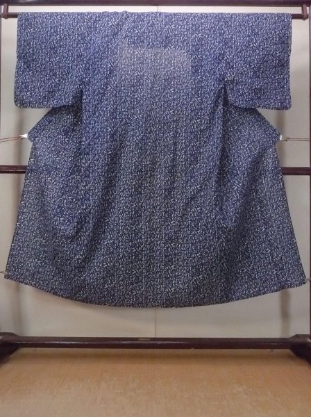 Photo1: N0731N Vintage Japanese kimono  Dark Indigo Blue Men's Yukata for Men / Cotton. Abstract pattern   (Grade C) (1)