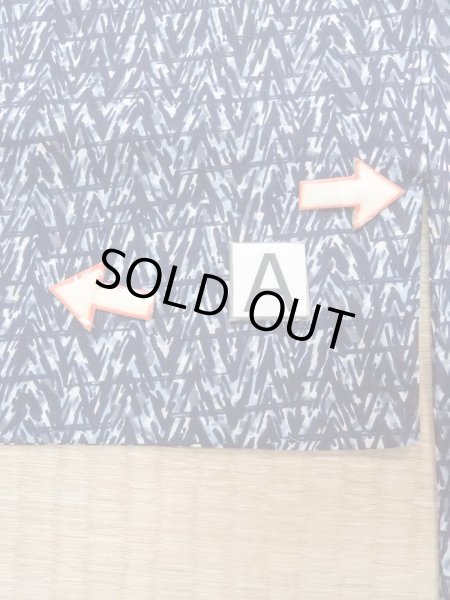 Photo14: N0731N Vintage Japanese kimono  Dark Indigo Blue Men's Yukata for Men / Cotton. Abstract pattern   (Grade C) (14)