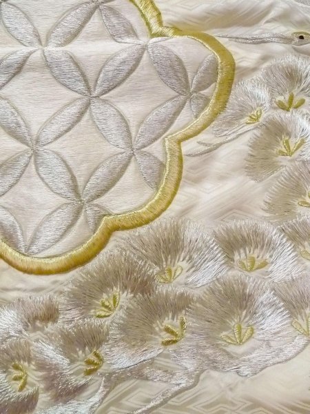 Photo14: N0827B Vintage Japanese women   Off White UCHIKAKE Wedding / Silk. Chrysanthemum,   (Grade C) (14)