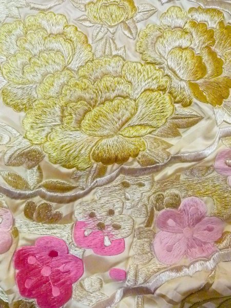 Photo9: N0827I Vintage Japanese women  Shiny Off White UCHIKAKE Wedding / Silk. UME plum bloom,   (Grade C) (9)