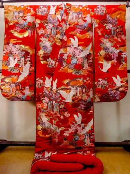 Photo2: Mint N0827L Vintage Japanese women   Red UCHIKAKE Wedding / Silk. SAKURA cherry blossom, Metalic thread  (Grade A) (2)