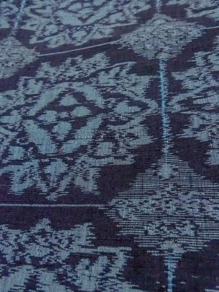 Photo7: N1007M Vintage Japanese kimono  Dark Indigo Blue OJIYATSUMUGI for women / Silk. Chinese flower, TATEGASURI  (Grade B) (7)