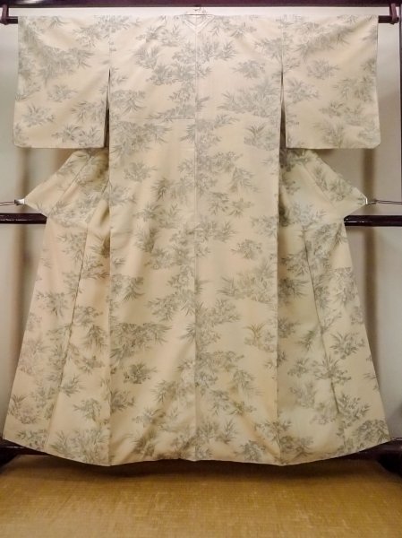 Photo1: N1015A Vintage Japanese kimono   Ivory TSUMUGI pongee for women / Silk. Flower   (Grade B) (1)