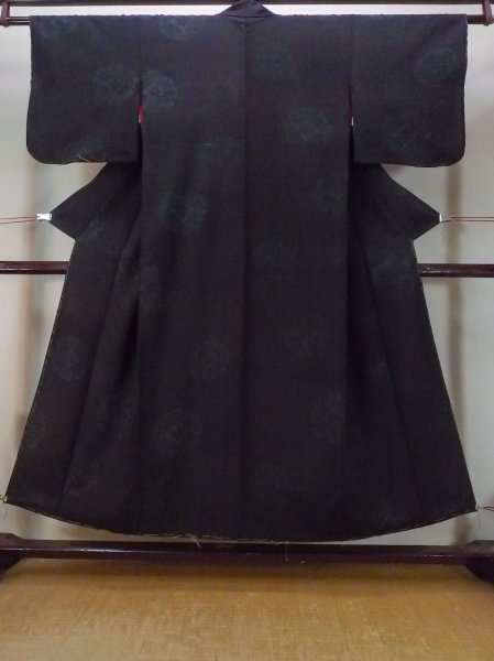 Photo1: N1015H Vintage Japanese kimono   Black ISHIGE-YUKI-TSUMUGI for women / Silk. Chinese flower   (Grade C) (1)