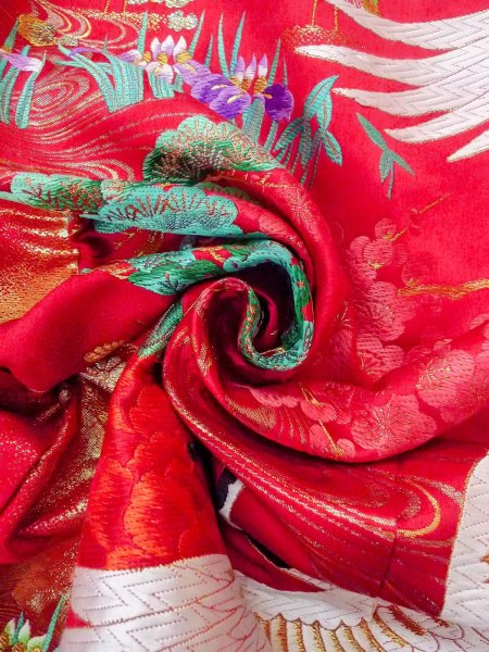 Photo33: N1015Q Used Japanese kimono  Vivid Red UCHIKAKE Wedding for women / Silk. Peony,   (Grade B) (33)