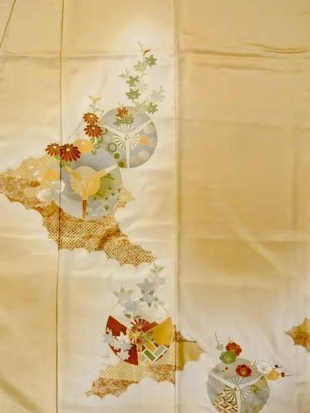 Photo4: N1127C Used Japanese kimono Shiny Pale Brown HOUMONGI formal for women / Silk. Chrysanthemum,   (Grade B) (4)