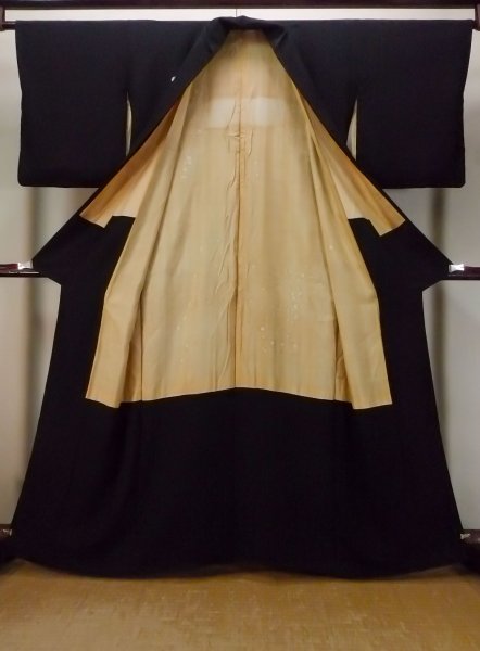 Photo2: N1226C Vintage Japanese kimono   Black MONTSUKI crests for women / Silk.    (Grade B) (2)