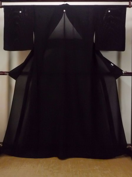 Photo1: Mint N1226G Vintage Japanese kimono   Black MONTSUKI crests for women / Silk.    (Grade A) (1)