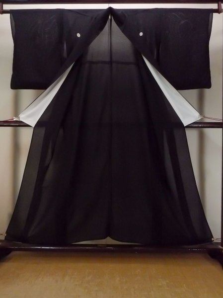 Photo2: Mint N1226I Vintage Japanese kimono   Black MONTSUKI crests for women / Silk.    (Grade A) (2)