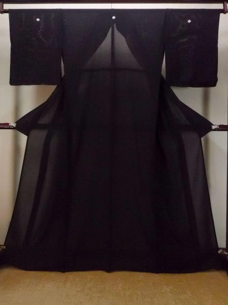 Photo1: N1226J Vintage Japanese kimono   Black MONTSUKI crests for women / Silk.    (Grade B) (1)