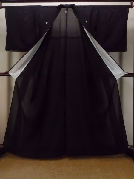 Photo2: Mint N1226K Vintage Japanese kimono   Black MONTSUKI crests for women / Silk.    (Grade A) (2)