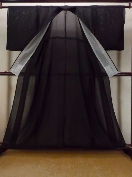 Photo2: N1226O Vintage Japanese kimono   Black MONTSUKI crests for women / Silk.  There is an impression of use.  (Grade D) (2)