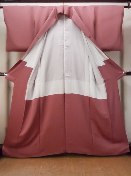 Photo2: O0117E Vintage Japanese kimono  Reddish Coral IROMUJI plain colored for women / Silk.    (Grade B) (2)