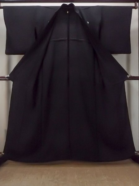 Photo2: O0117U Vintage Japanese kimono   Black MONTSUKI crests for women / Silk.    (Grade D) (2)