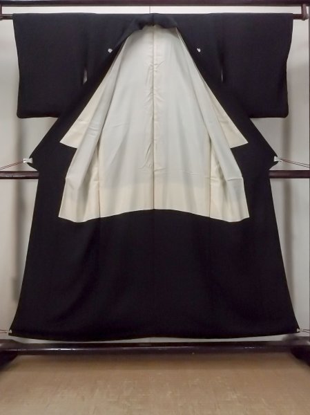 Photo2: O0117V Vintage Japanese kimono   Black MONTSUKI crests for women / Silk.    (Grade D) (2)