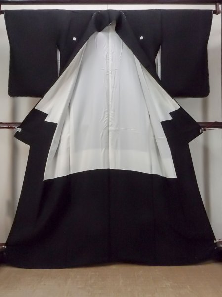 Photo2: O0117W Vintage Japanese kimono   Black MONTSUKI crests for women / Silk.    (Grade B) (2)