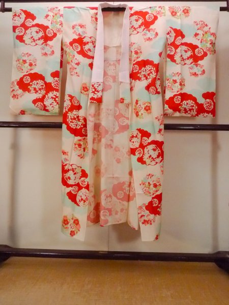 Photo1: O0124I Antique Japanese kimono   Ivory JUBAN undergarment for women / Silk. Flower circle, Unlined, pink pattern  (Grade D) (1)