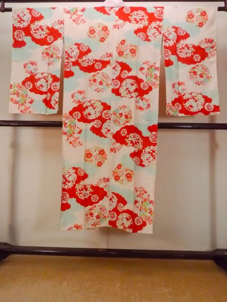 Photo2: O0124I Antique Japanese kimono   Ivory JUBAN undergarment for women / Silk. Flower circle, Unlined, pink pattern  (Grade D) (2)