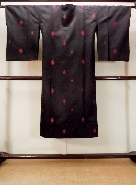 Photo2: O0131A Vintage Japanese kimono   Black MICHIYUKI outer coat for women / Silk. Chrysanthemum,   (Grade B) (2)