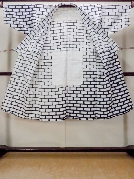 Photo2: O0218H Vintage Japanese kimono   White YUKATA summer(made in Japan) for women / Cotton. Geometrical pattern   (Grade D) (2)
