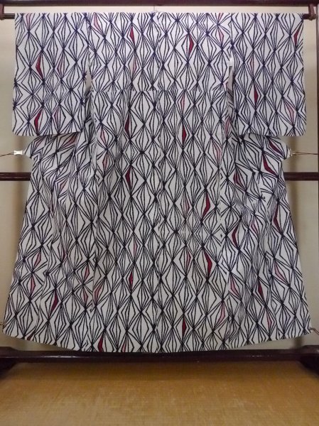 Photo1: O0228K Vintage Japanese kimono   White YUKATA summer(made in Japan) for women / Cotton. Geometrical pattern   (Grade B) (1)