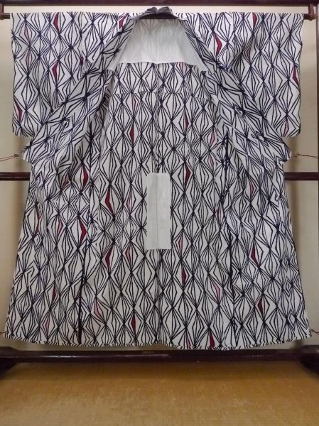 Photo2: O0228K Vintage Japanese kimono   White YUKATA summer(made in Japan) for women / Cotton. Geometrical pattern   (Grade B) (2)