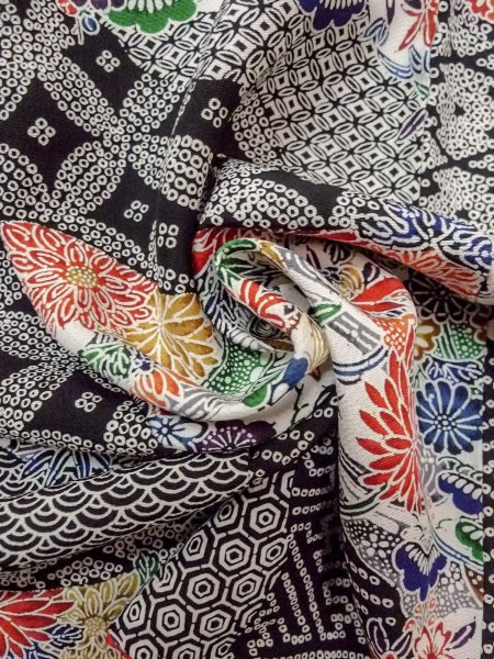 Photo11: O0312J Vintage Japanese kimono   Black KOMON dyed for women / Silk. SAKURA cherry blossom,   (Grade B) (11)