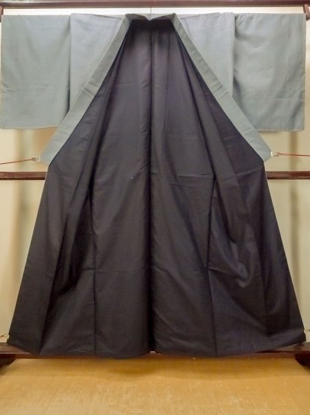 Photo2: O0312M Used Japanese kimono  Pale Gray YUUKI-TSUMUGI for men / Silk. Tortoise-shell pattern(Hexagonal pattern) 100 Tortoise-shell pattern(Hexagonal pattern)  (Grade B) (2)