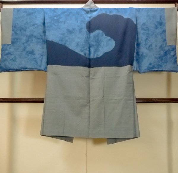 Photo3: O0312N Used Japanese kimono  Pale Gray YUUKI-TSUMUGI for men / Silk. Tortoise-shell pattern(Hexagonal pattern) 100 Tortoise-shell pattern(Hexagonal pattern)  (Grade B) (3)