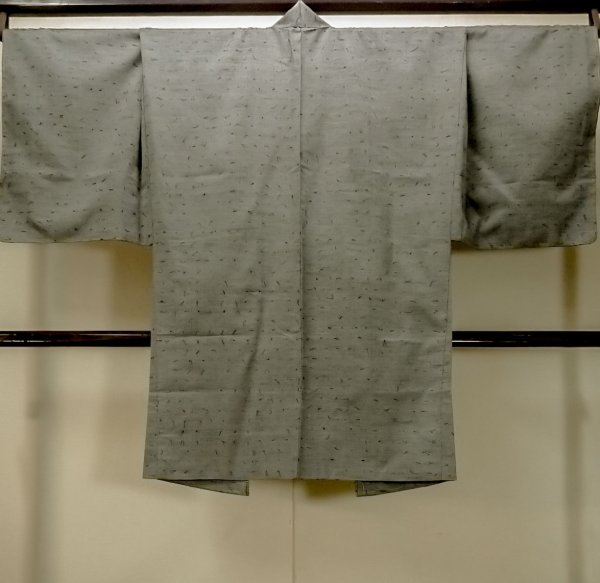Photo2: Mint O0312X Used Japanese kimono  Light Gray YUUKI-TSUMUGI for men / Silk.    (Grade A) (2)