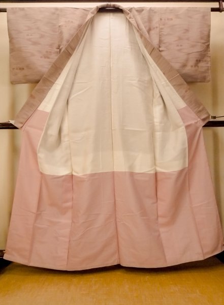 Photo2: O0328J Vintage Japanese kimono  Grayish Pink TSUMUGI pongee for women / Silk. Stream,   (Grade C) (2)