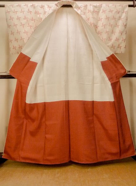 Photo2: O0328K Vintage Japanese kimono   Ivory TSUMUGI pongee for women / Silk. Abstract pattern   (Grade B) (2)