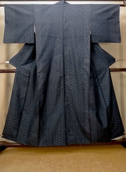 Photo1: O0328Q Vintage Japanese kimono Dark Indigo Blue TOKAMACHI-TSUMUGI for women / Silk. Geometrical pattern (Grade B) (1)