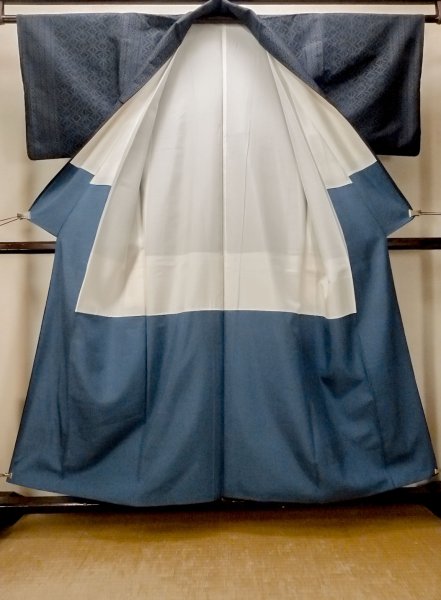 Photo2: O0328Q Vintage Japanese kimono Dark Indigo Blue TOKAMACHI-TSUMUGI for women / Silk. Geometrical pattern (Grade B) (2)