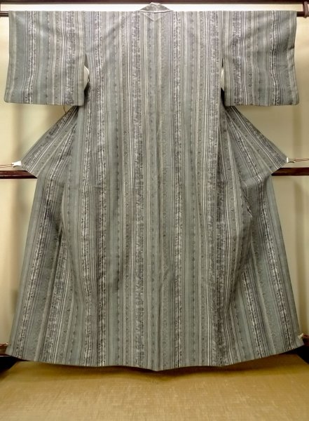 Photo1: O0328V Used Japanese kimono Gray TSUMUGI pongee for women / Silk. Flower (Grade C) (1)