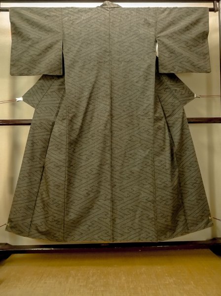 Photo1: Mint O0328Y Vintage Japanese kimono Grayish Brown TSUMUGI pongee for women / Silk. Greek key fret (Grade A) (1)