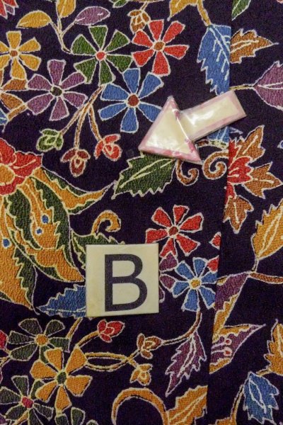 Photo15: O0419D Vintage Japanese kimono   Black KOMON dyed for women / Silk. Chinese flower,   (Grade B) (15)