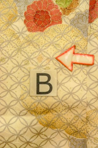 Photo14: O0419U Vintage Japanese kimono  Pale Yellow KOMON dyed for women / Silk. Flower,   (Grade B) (14)