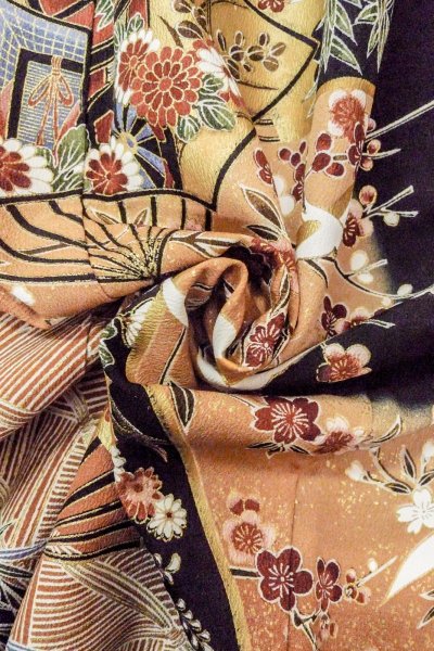 Photo17: Mint O0509B Used Japanese kimono   Black TOMESODE formal for women / Synthetic. SAKURA cherry blossom,   (Grade A) (17)