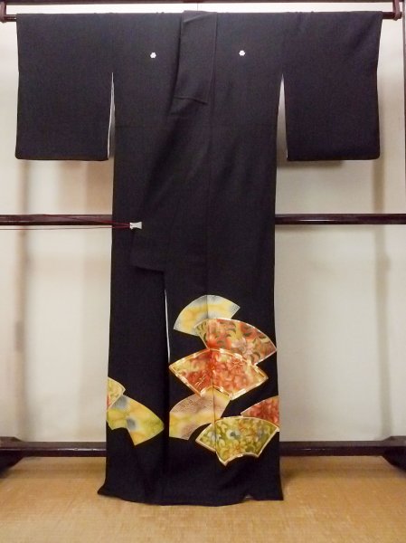 Photo2: O0509E Vintage Japanese kimono   Black TOMESODE formal for women / Silk. Flower,   (Grade B) (2)