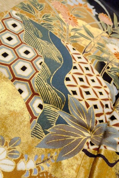 Photo12: O0509I Used Japanese kimono   Black TOMESODE formal for women / Synthetic. Peony,   (Grade B) (12)