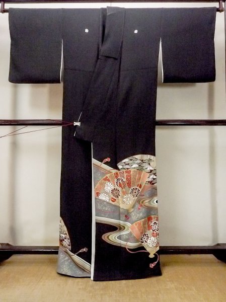 Photo2: O0509J Vintage Japanese kimono   Black TOMESODE formal for women / Silk. Chrysanthemum,   (Grade B) (2)