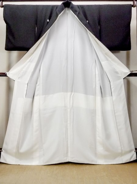 Photo3: O0509J Vintage Japanese kimono   Black TOMESODE formal for women / Silk. Chrysanthemum,   (Grade B) (3)