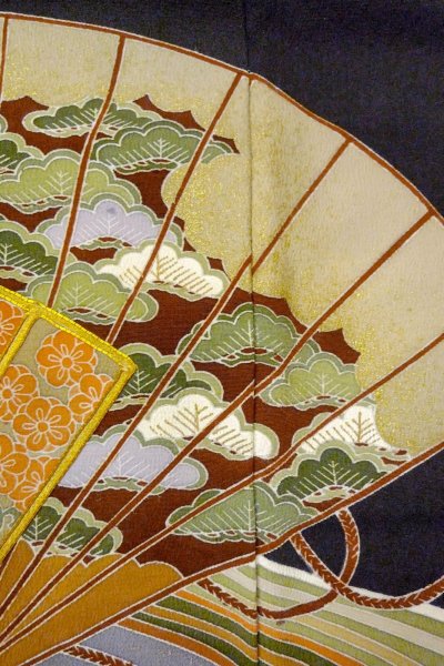 Photo8: O0509J Vintage Japanese kimono   Black TOMESODE formal for women / Silk. Chrysanthemum,   (Grade B) (8)